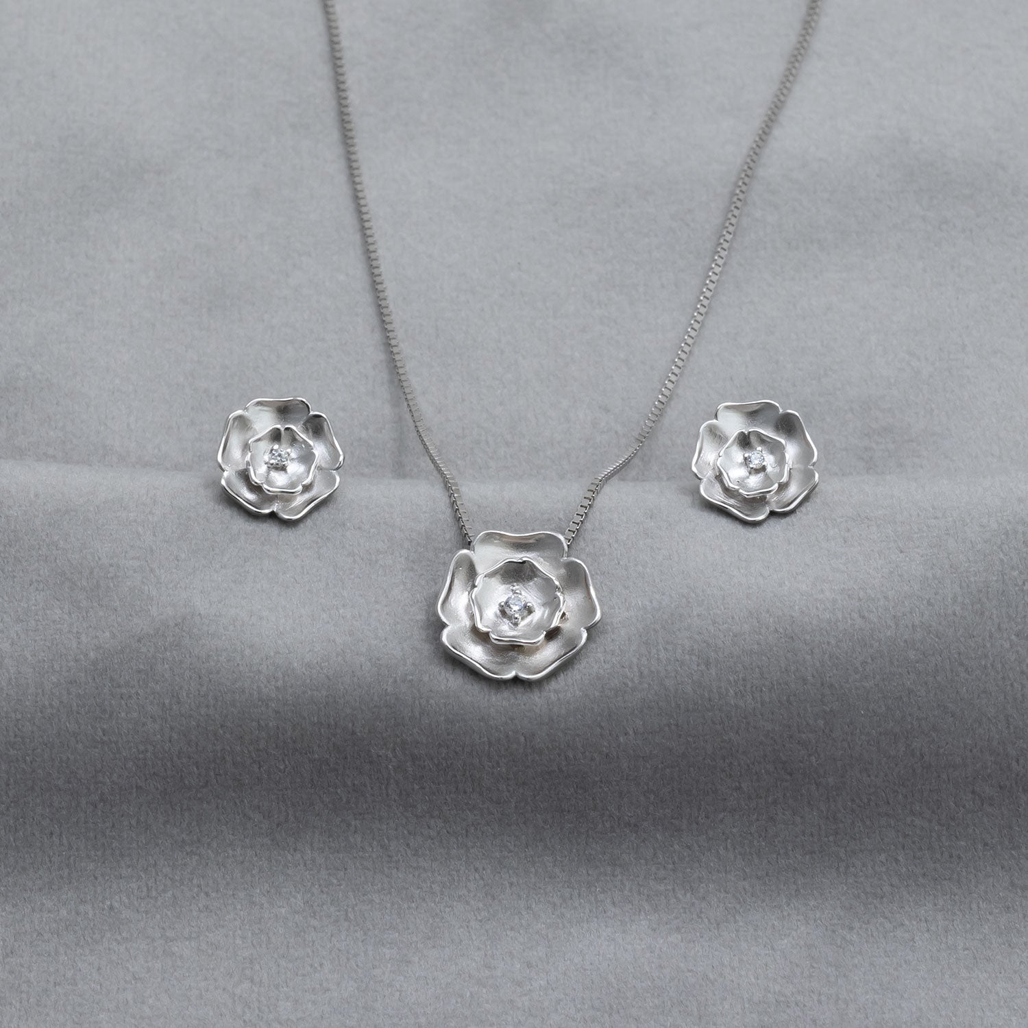 Sterling Silver Yorkshire Rose Necklace - Frosted
