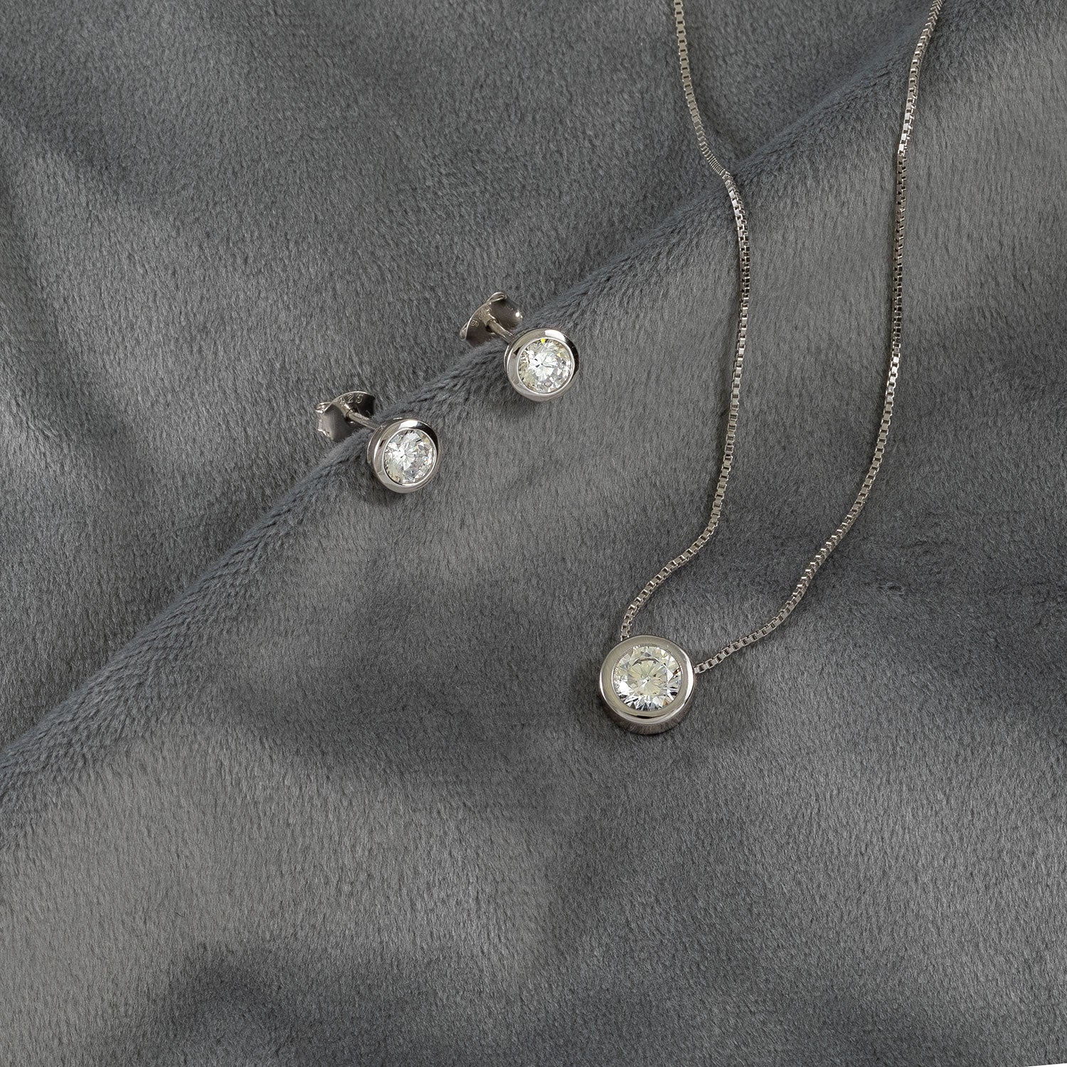 Sterling Silver Brilliant Cut Stone Set Pendant - Clear