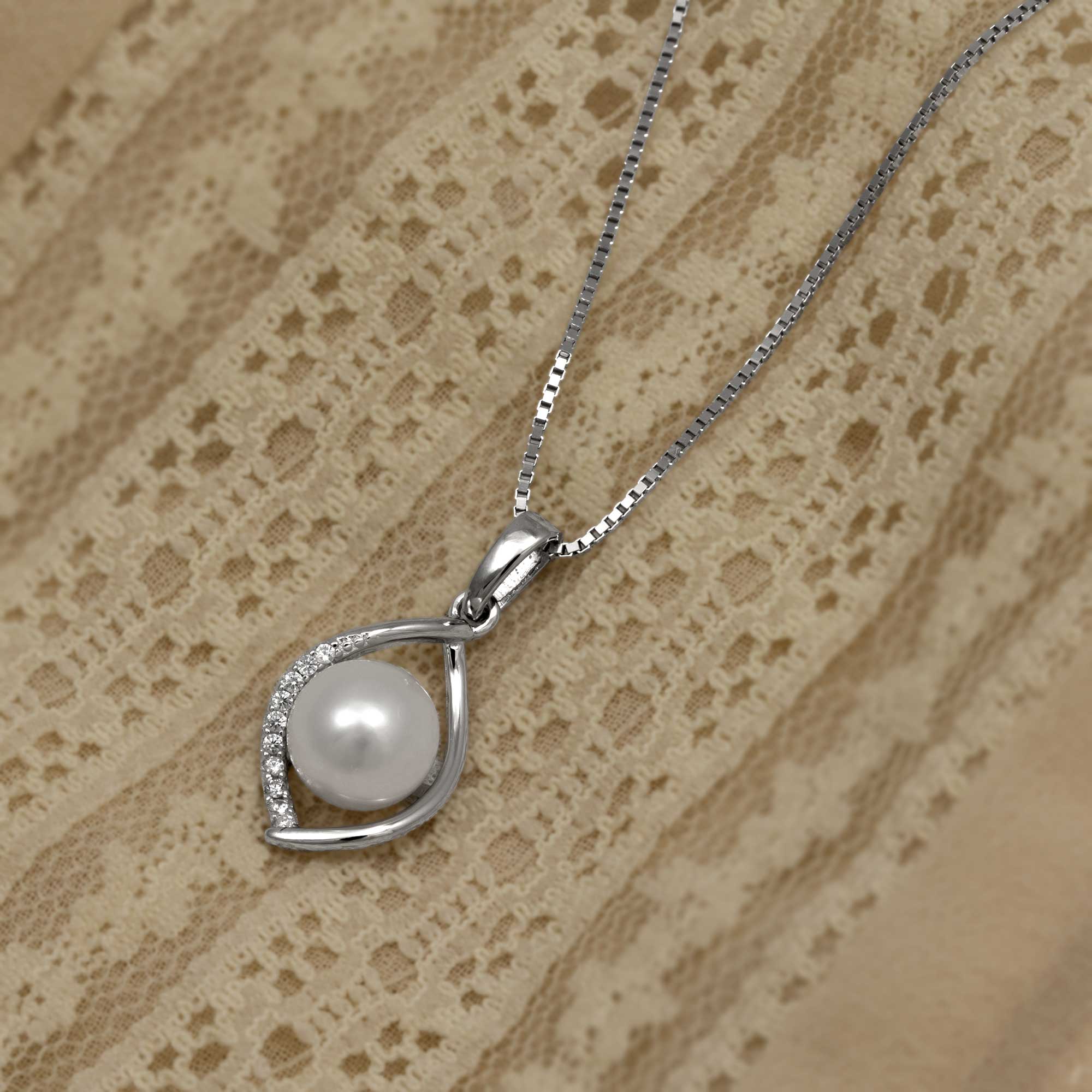 Silver twist pendant with a freshwater pearl