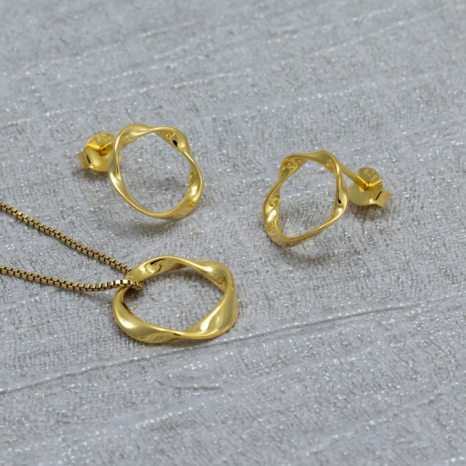 Gold Vermeil Twisting Circle Pendant