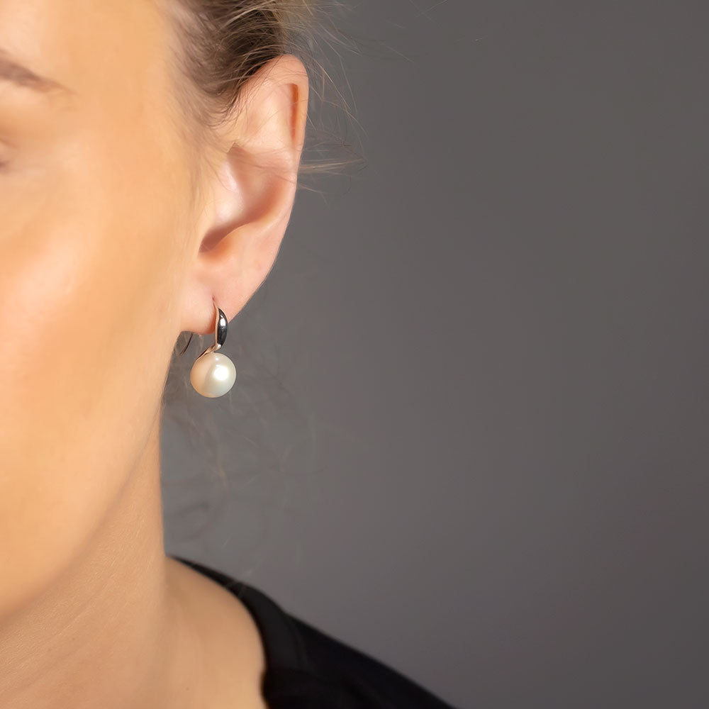 9 Carat White Gold & Freshwater Pearl Drop Earring