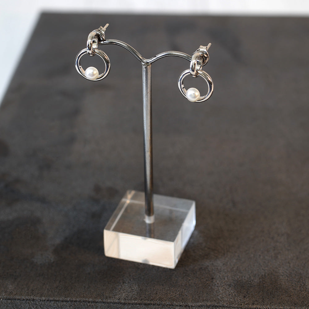 Interlocking Circles & Pearl Earrings