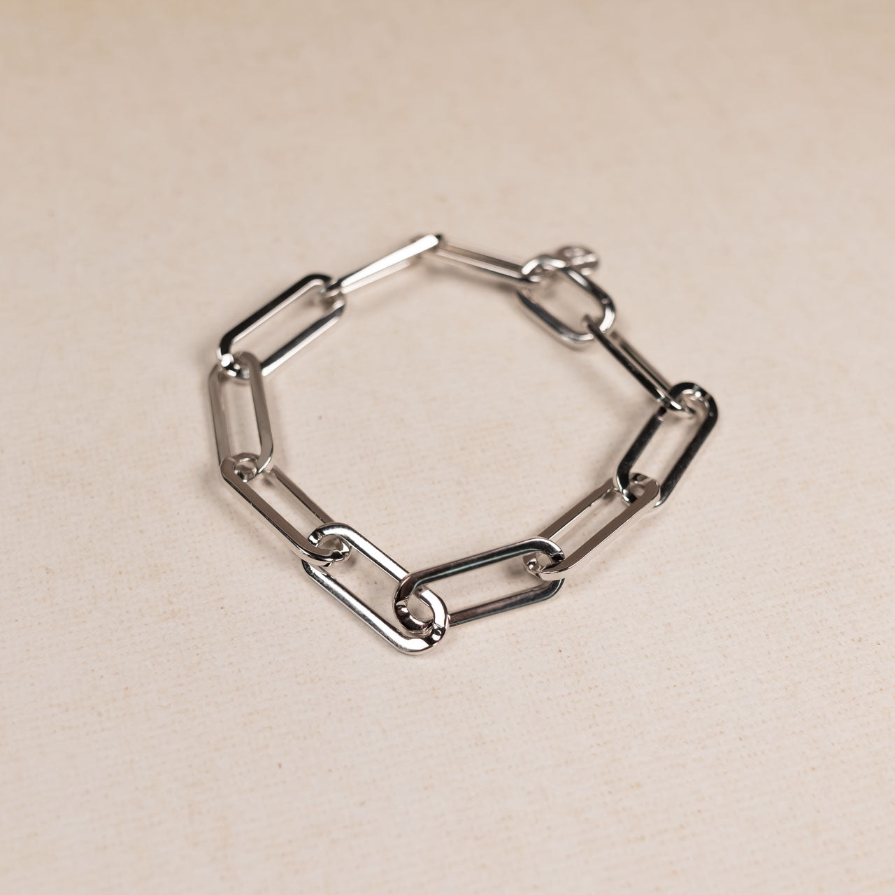 Sterling silver bracelet featuring elongated squared links connected in a sleek chain design, embodying a modern and sculptural aesthetic by Azendi.