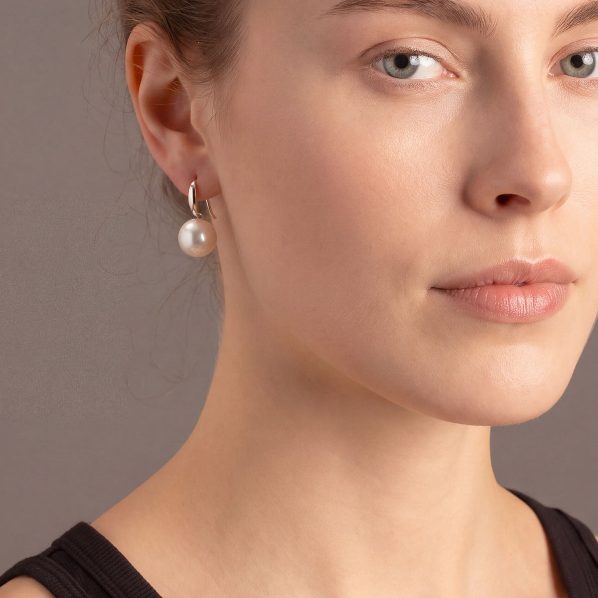 9 Carat White Gold & Freshwater Pearl Drop Earring