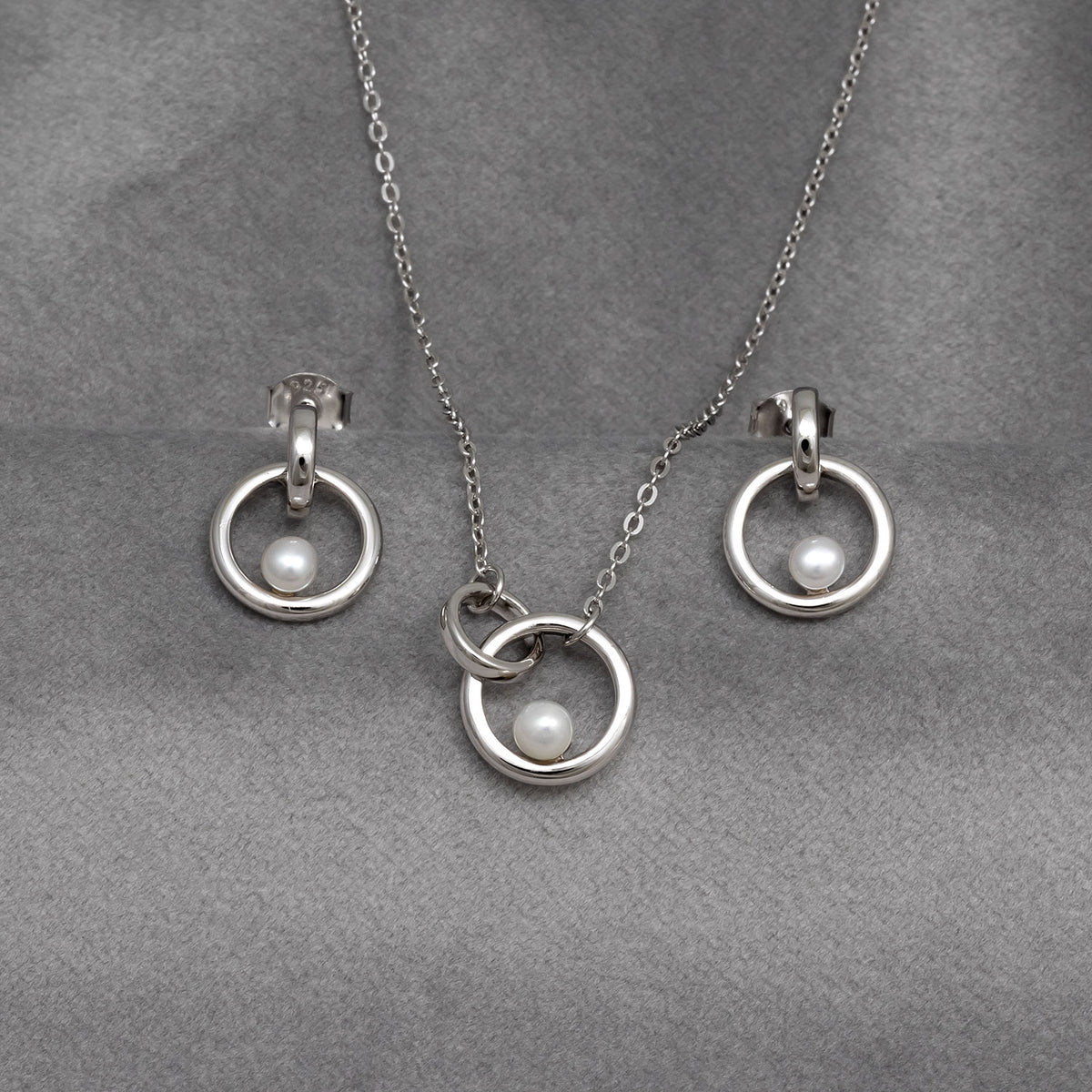 Interlocking Circles & Pearl Necklace