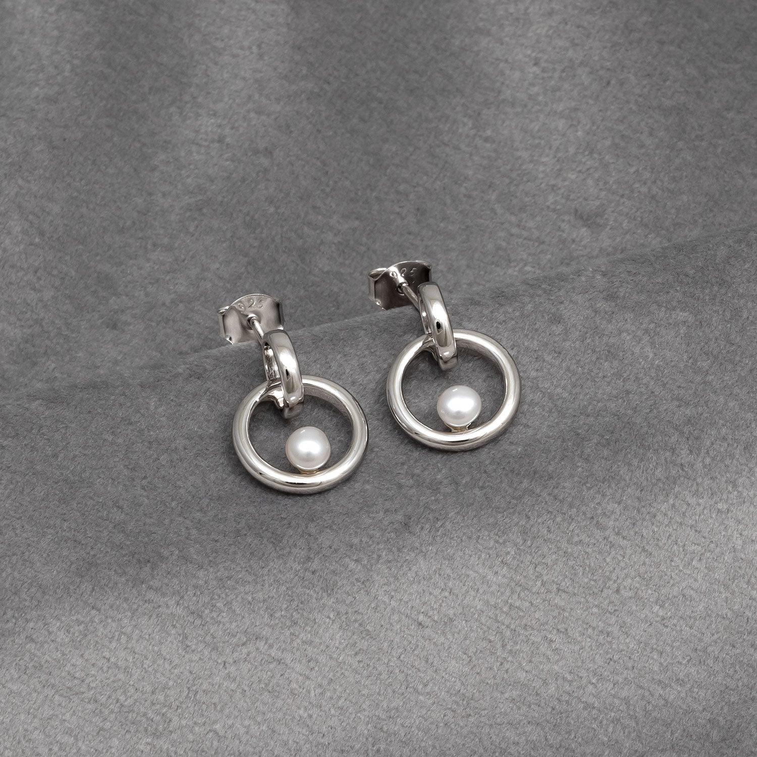 Interlocking Circles & Pearl Earrings