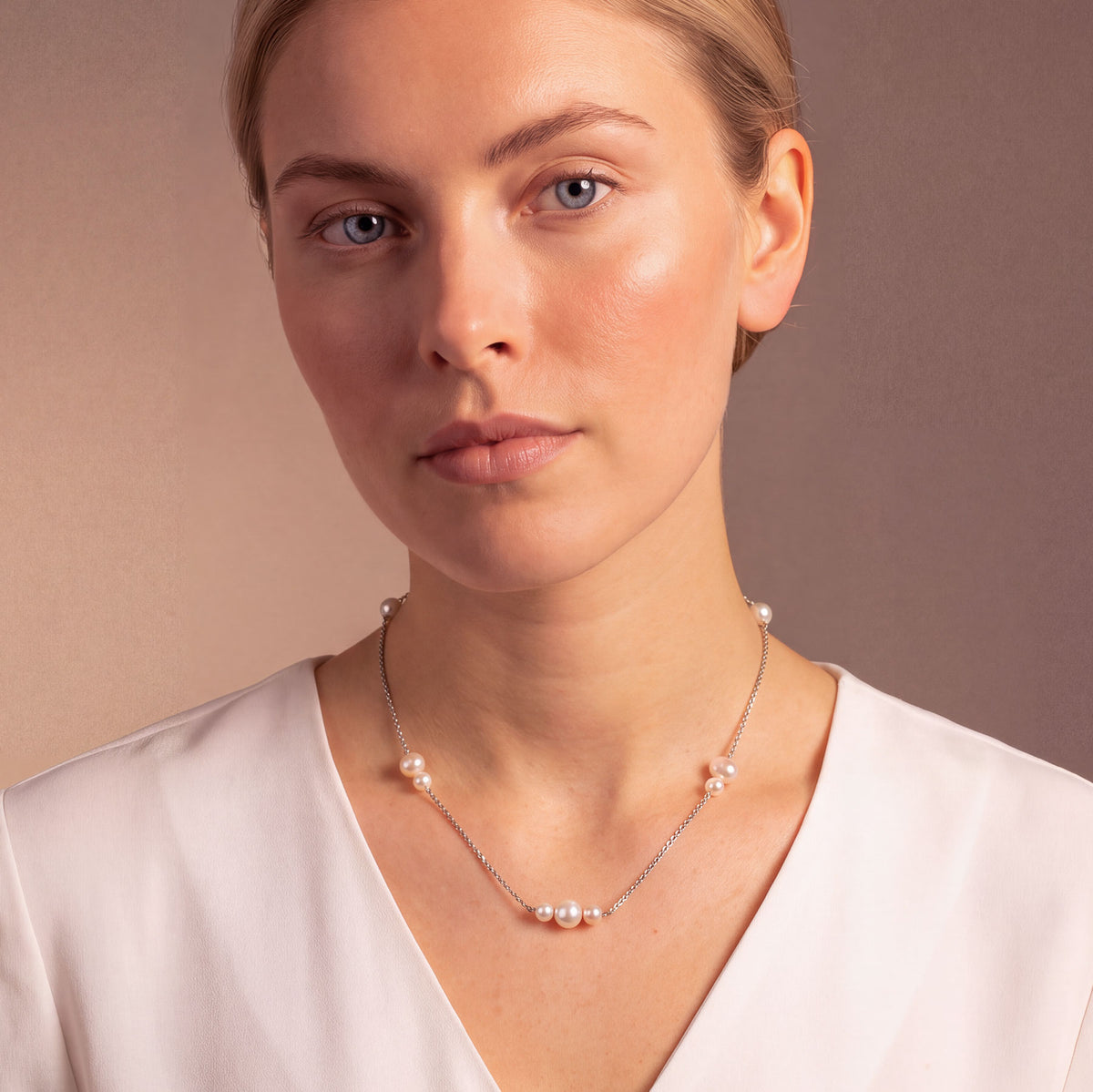 Rounded Pearls Chain Necklace