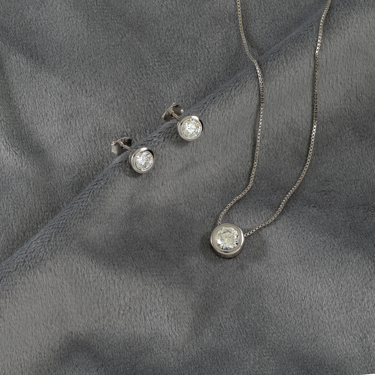 Sterling Silver Brilliant Cut Stone Set Pendant - Clear