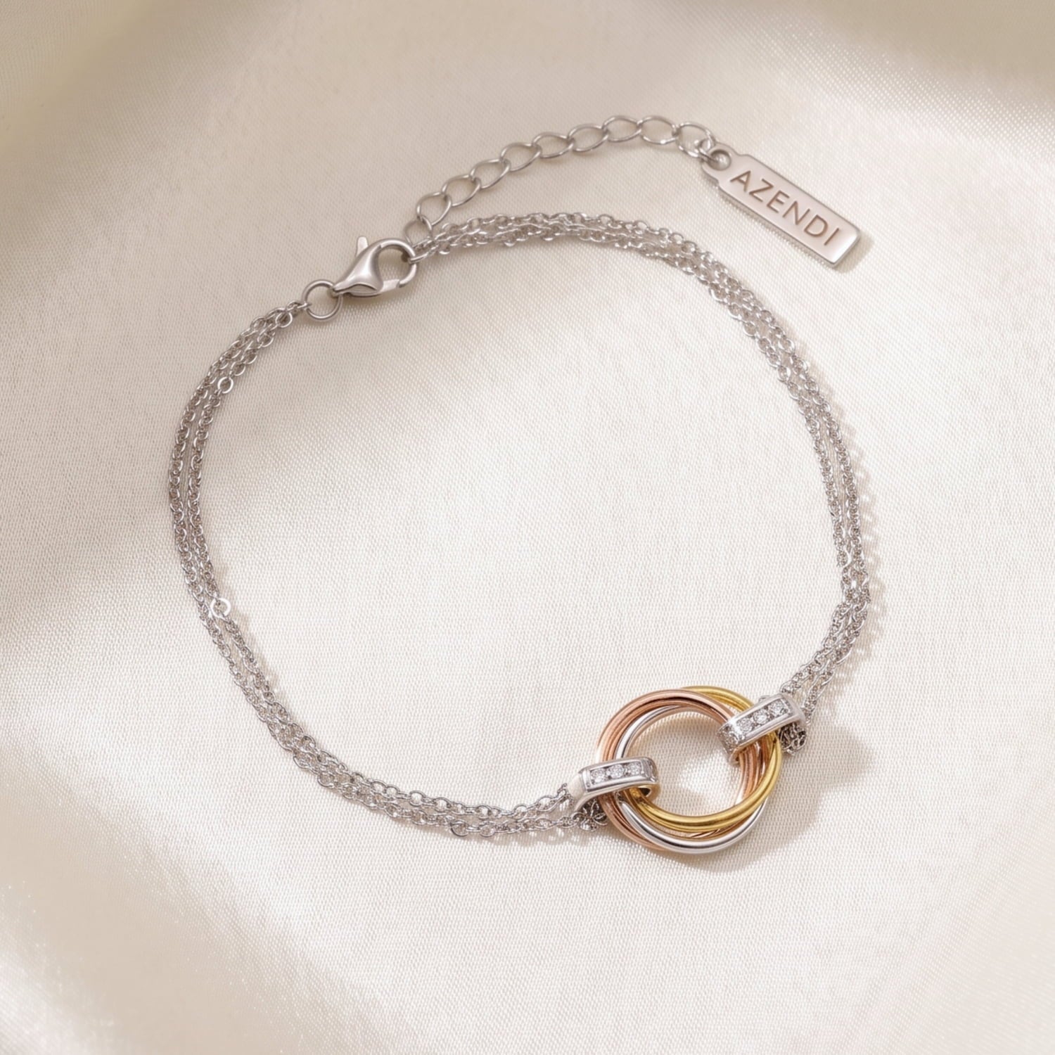 Adjustable mixed vermeil bracelet featuring an intertwined love knot centrepiece accented with lab-grown diamonds, crafted for refined contemporary elegance.