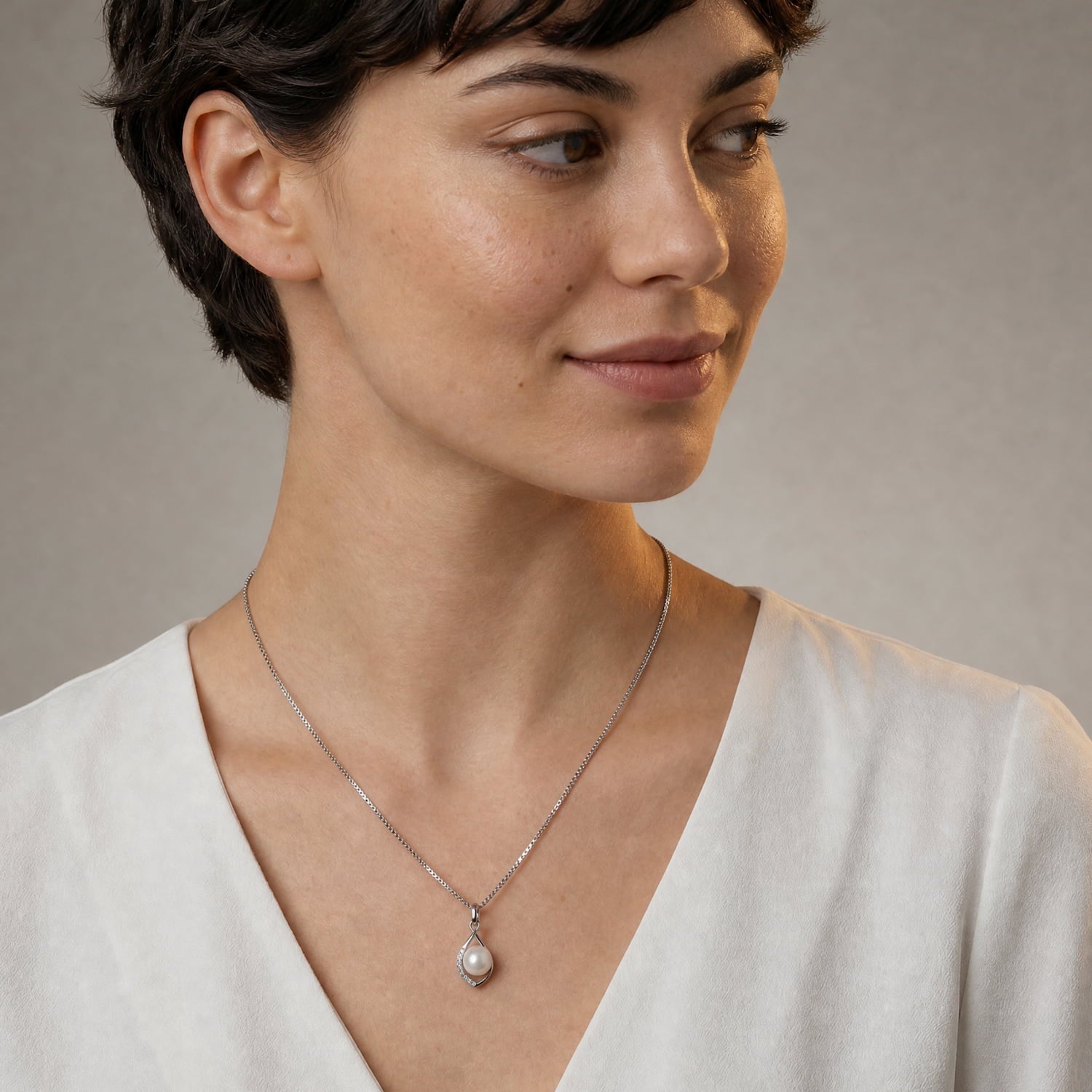 Silver twist pendant with a freshwater pearl 