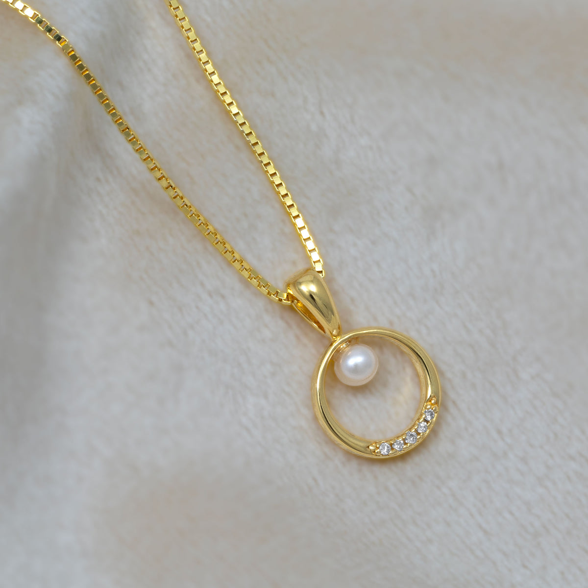 Gold vermeil pendant necklace featuring a circular design accented with a freshwater pearl and a row of sparkling lab-grown diamonds on a fine box chain.