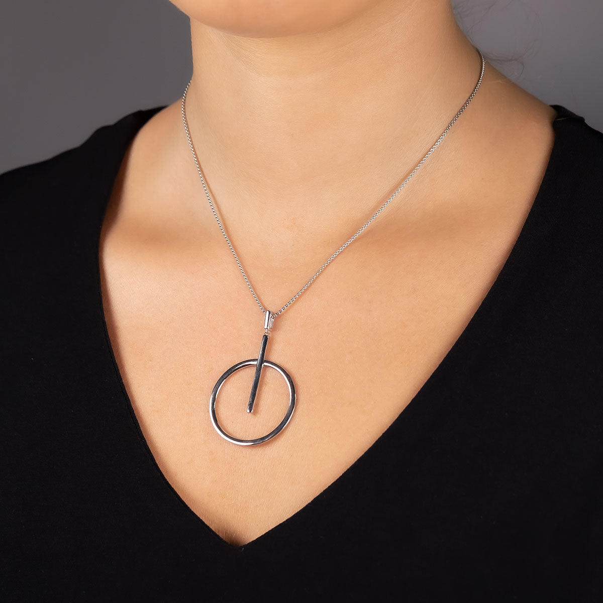 Circle and store line necklace